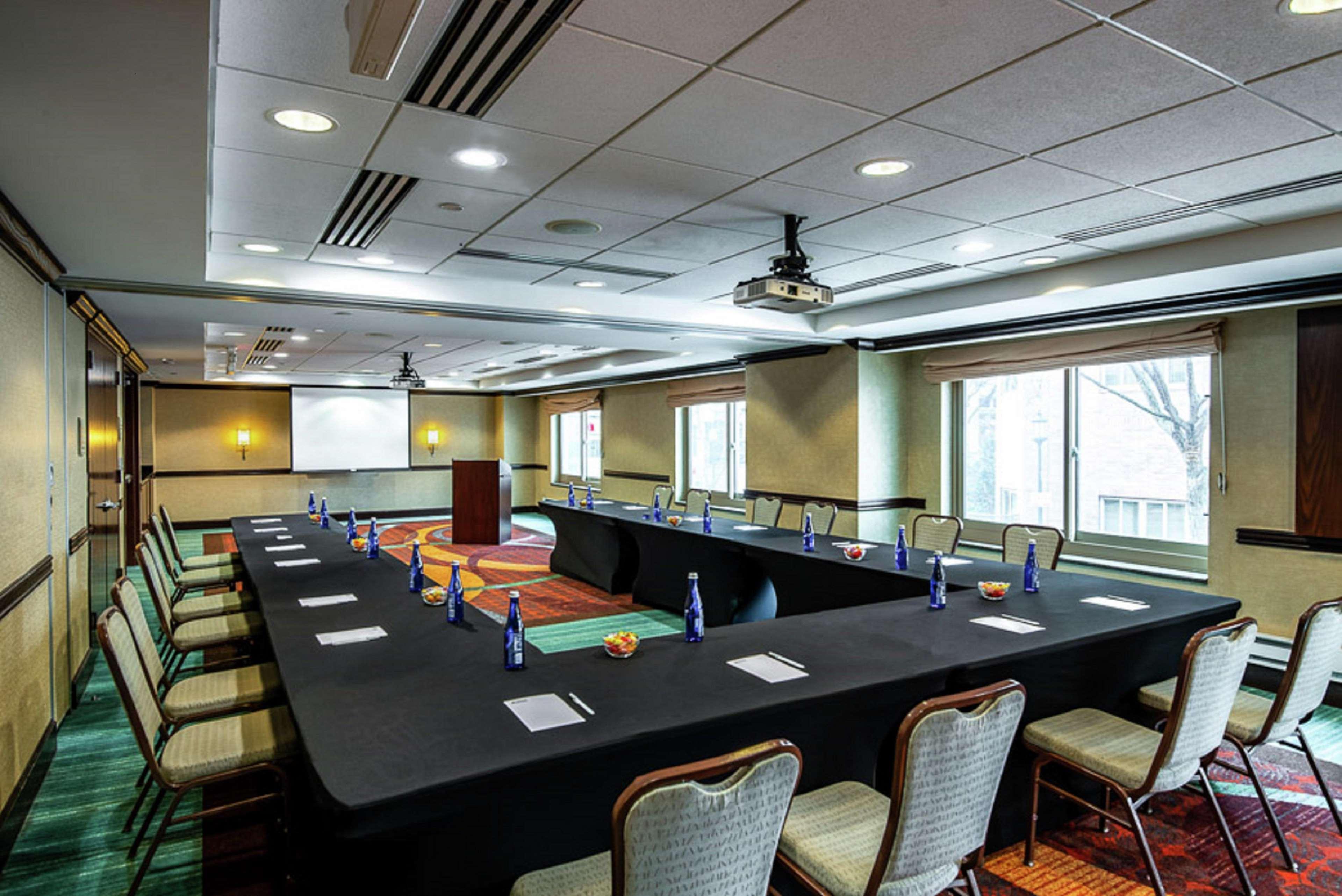 Hilton Garden Inn Bethesda Downtown מראה חיצוני תמונה